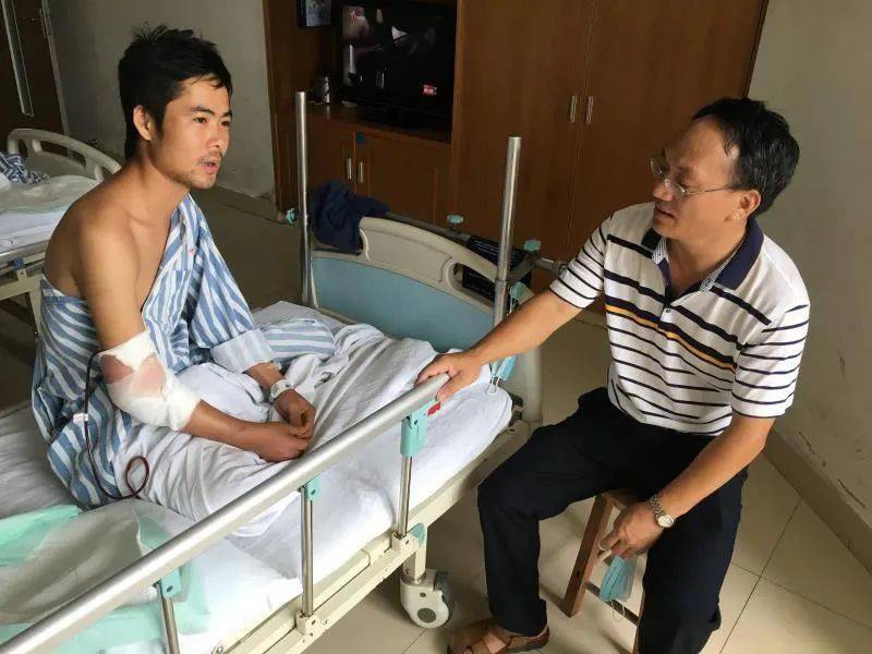 阳春一男子摔伤手臂将面临截肢的风险,好在.