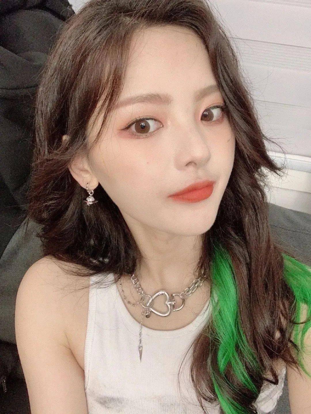 刘海|看了杨超越、Jennie们的非主流挑染 我居然有点心动