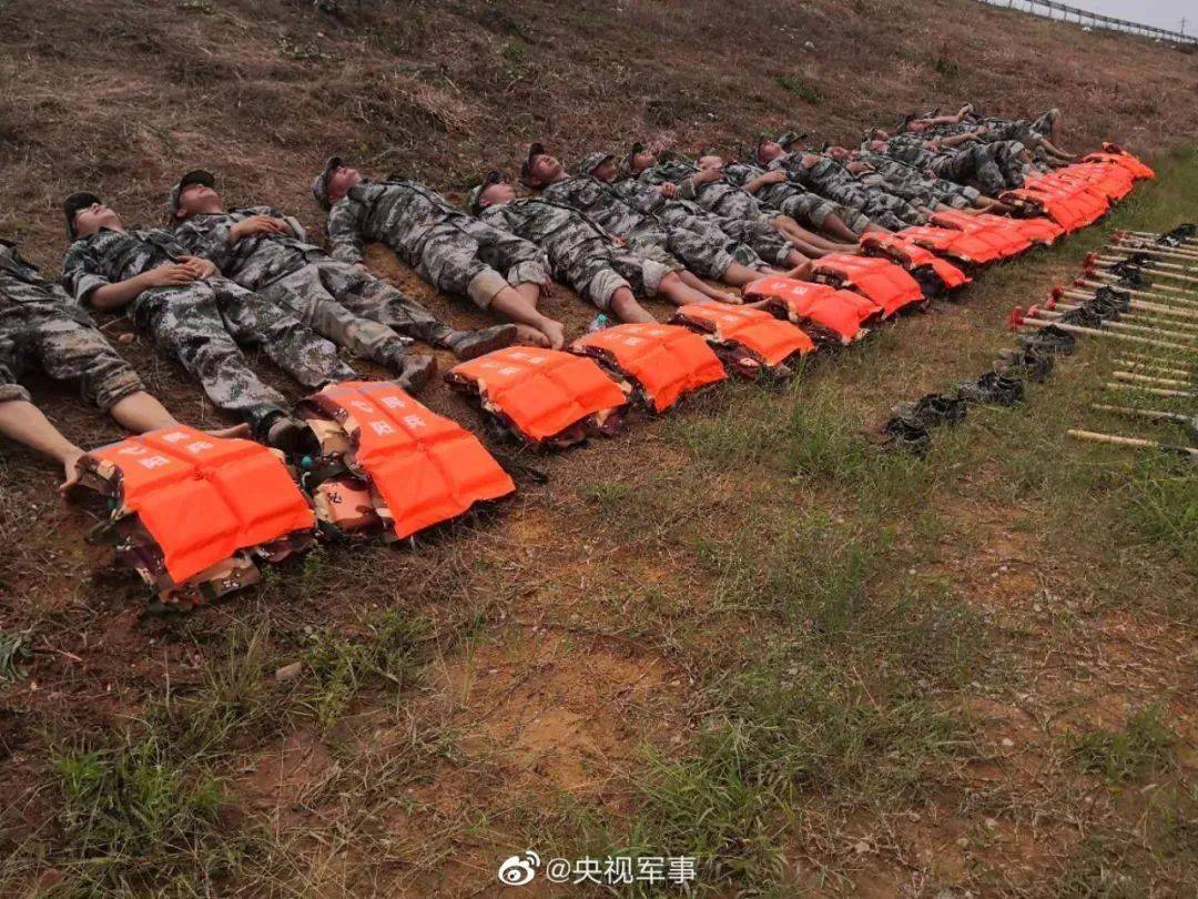 “气功大师”表演发功退洪？网友怒批：哗众取宠！