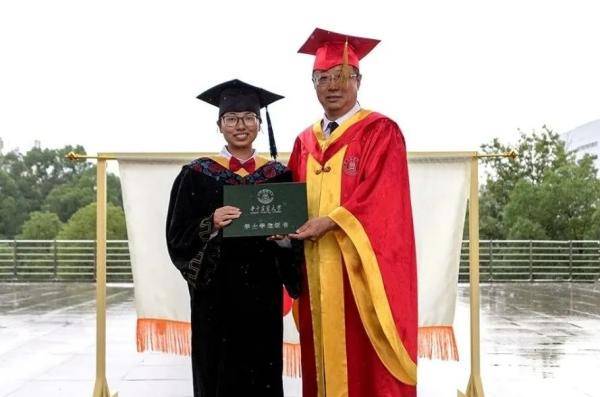 耿龙|雨中一个人的毕业典礼，书记校长导师全到齐……酸了