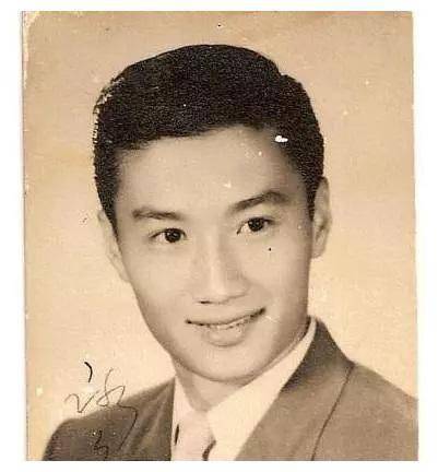 84岁谢贤出席赌王丧礼,打扮潮流精神佳,前妻亲密露腰感情好
