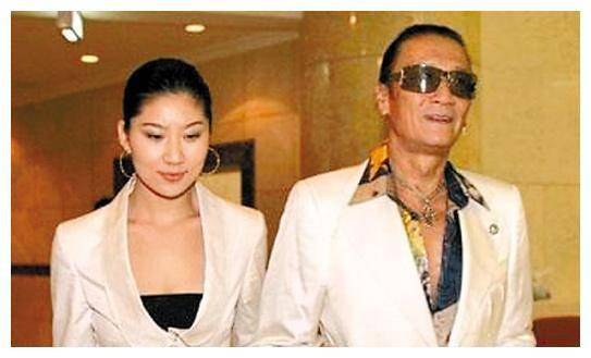 84岁谢贤出席赌王丧礼,打扮潮流精神佳,前妻亲密露腰感情好