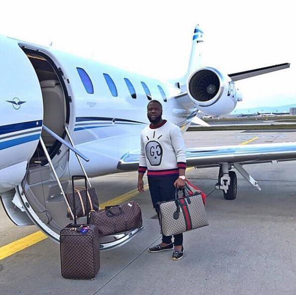 尼日利亚的一位网红阿巴斯长期在社交媒体上炫富,天天不是晒私人飞机