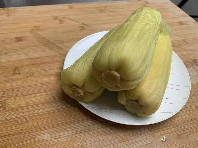 媳妇|别只会用清水煮，多加这2种料，玉米香甜软糯又好吃煮玉米时