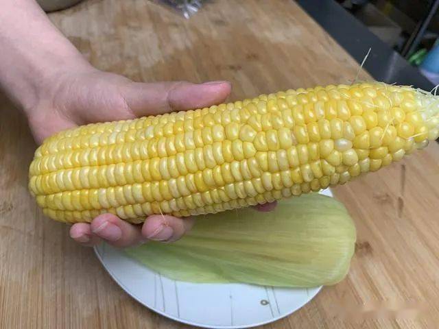 媳妇|别只会用清水煮，多加这2种料，玉米香甜软糯又好吃煮玉米时