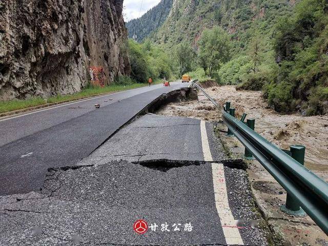 【7月14日路况】国道215线甘孜州德格县柯洛洞乡一线天洪水冲蚀形成