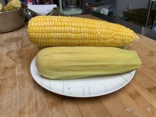 媳妇|别只会用清水煮，多加这2种料，玉米香甜软糯又好吃煮玉米时