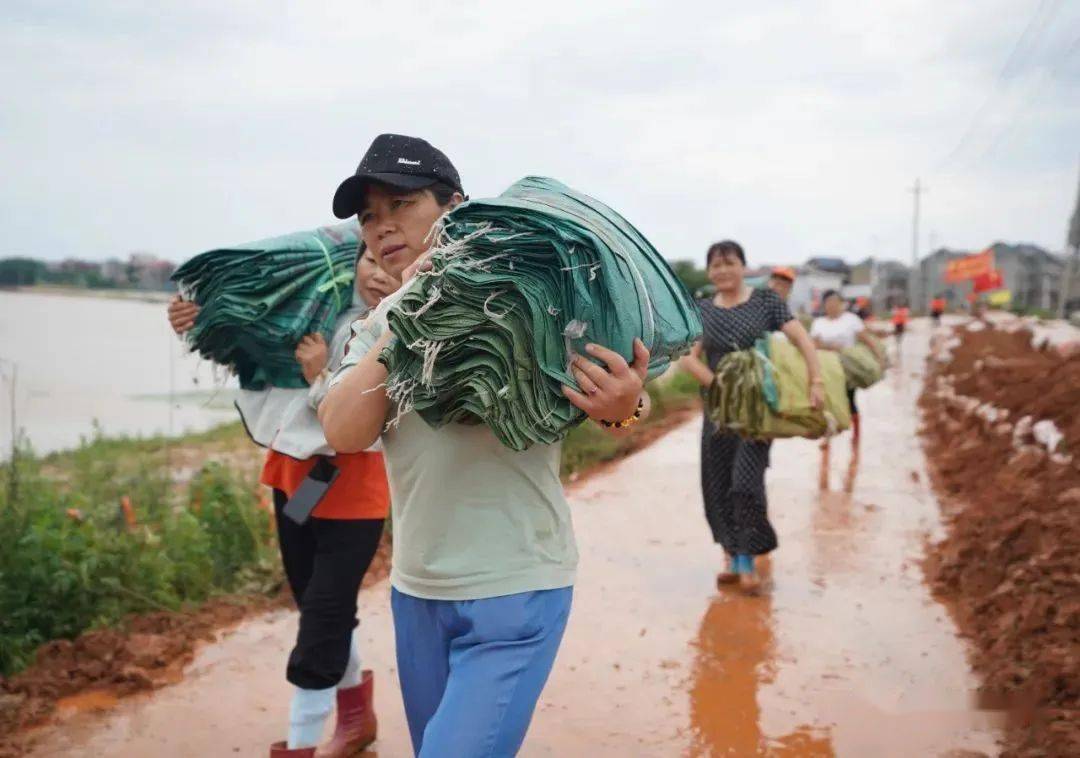 余风|扛沙袋做后勤，广场舞队鄱阳抗洪被称“乘风破浪的姐姐”