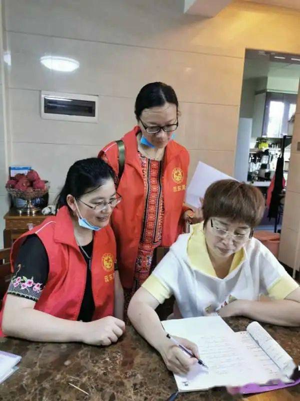 三水中学附属初中党委党员参加在职党员进社区志愿服务活动