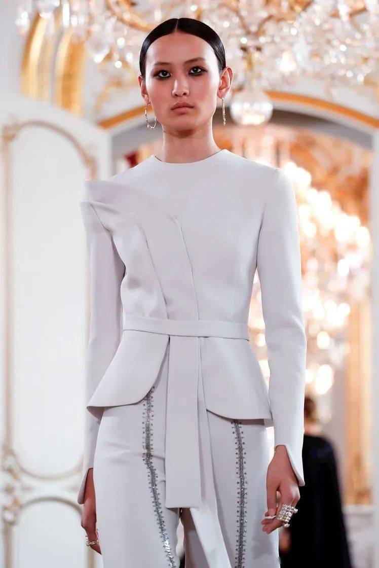 高定|美中带飒！对决于每一寸肌肤的高定细节，赋予了女性之美的全新定义