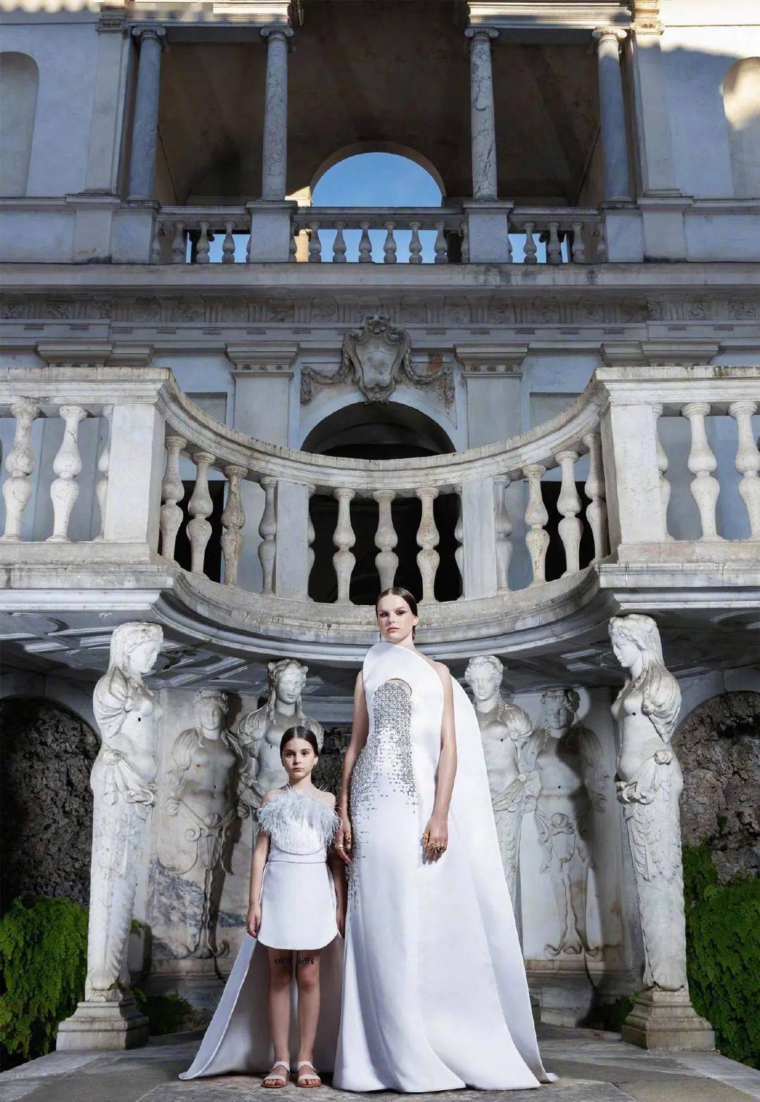 高定|美中带飒！对决于每一寸肌肤的高定细节，赋予了女性之美的全新定义