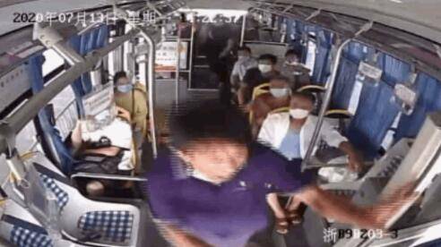 胡师傅|男子公交车上吸烟被劝阻，竟两次冲打司机！关键时刻，刚高考完的他两次出手…