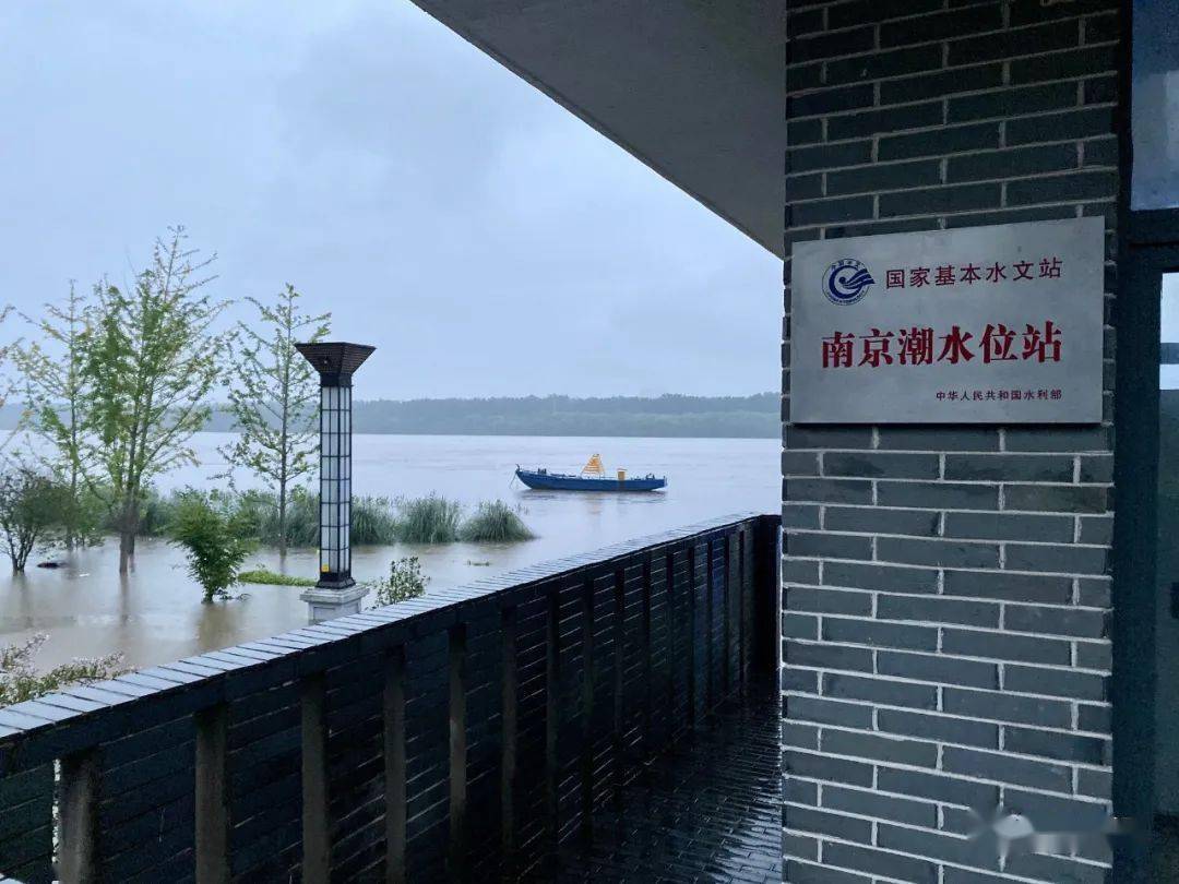 33米 ，比昨日略有下降。根据水文部门预测， 长江南京潮水位将维持高位。江苏省水文局南京分局水情科科