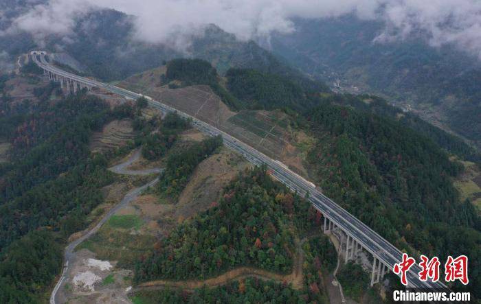 湖北宣鹤高速公路通车试运营