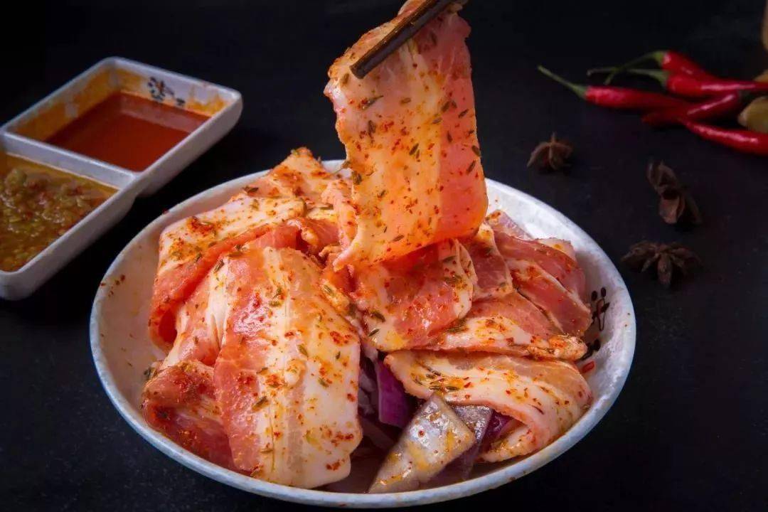 五花肉|酥嫩爆汁！【火遍长沙的“网红烤肉”】78元抢门市价235元 柒酒烤肉 3-4人餐！现切现拌