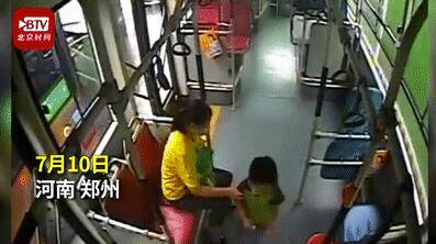 祖国|小男孩在公交车上走来走去...司机看后直点赞！