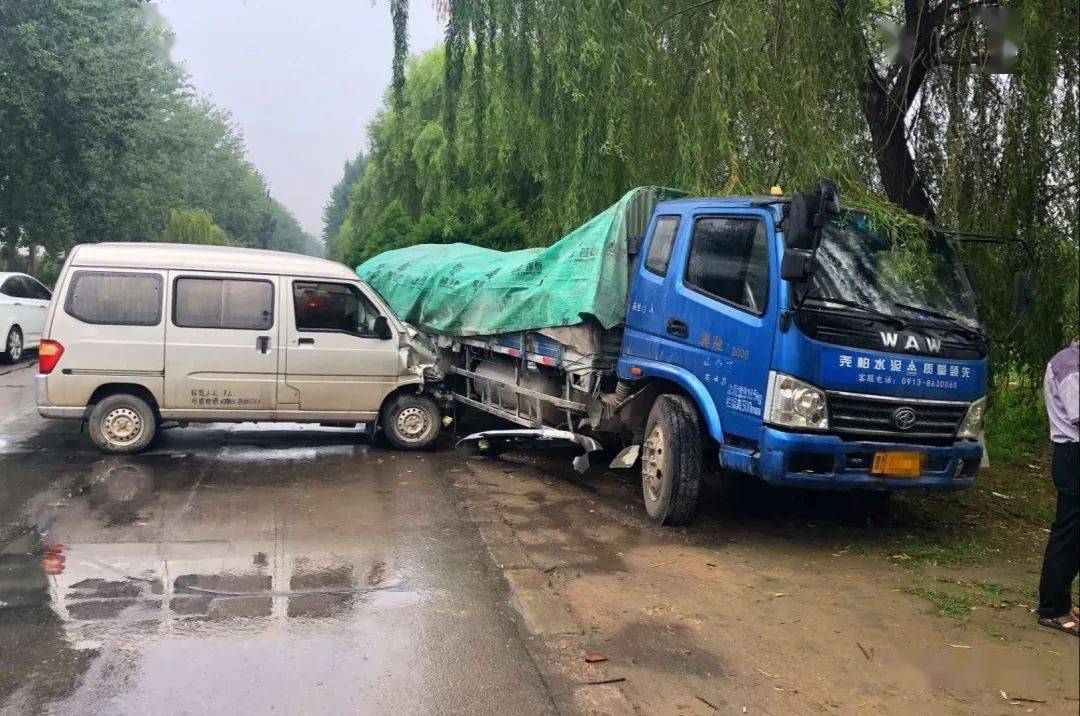 两起车祸临猗雨天路滑货车与面包车相撞