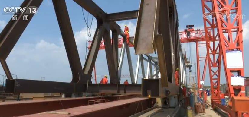 国内高速路最大跨上承式钢桁梁施工完成 研发专利四项