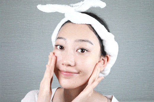 网友|“韩国童颜美女”私照曝光！50岁撩到国民男神，网友酸哭：这女人段位太高！