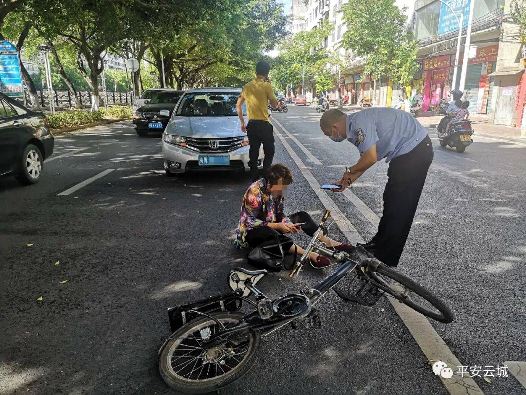 云浮河滨东路1妇女单车;因交通事故受伤躺在地上!