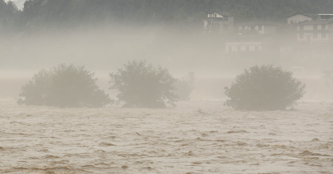 7毫米!恩施一地狂降暴雨,河水猛涨,洪水穿街