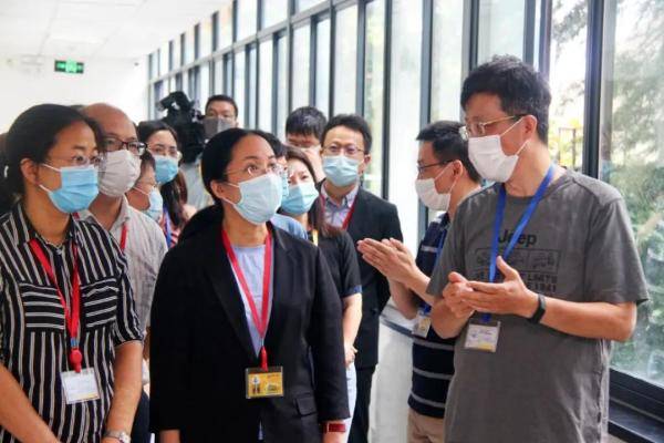 高考|【聚焦】考生家长代表今天“探秘”高考数学评卷点！