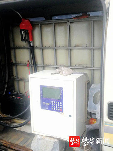 金杯|7座金杯面包车改装成“黑车”加油 两个塑料桶罐装了1.2吨汽油