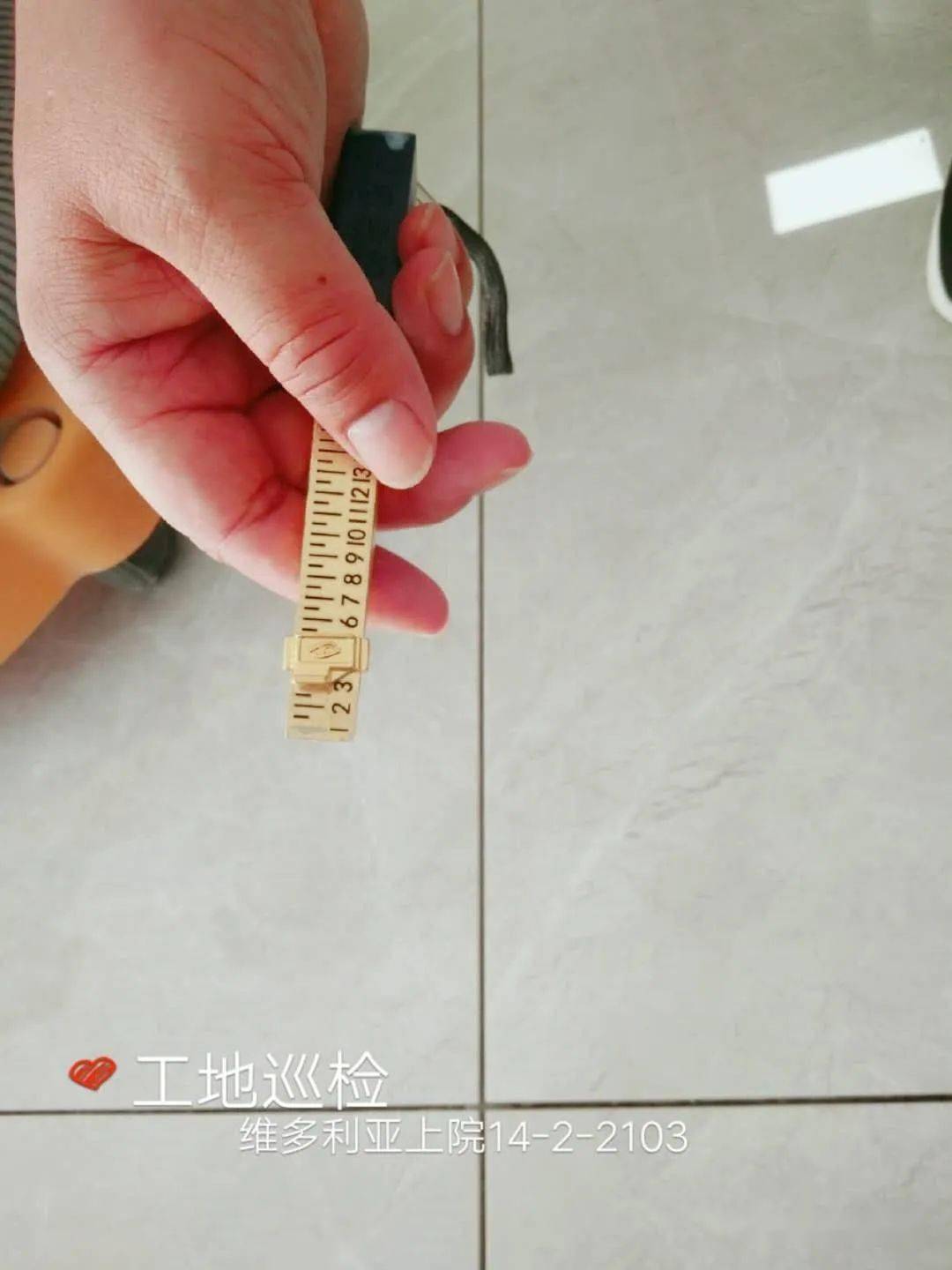 维多利亚上院14-2-2103(成品安装▲踢脚线与大地砖对缝处理▲检测大