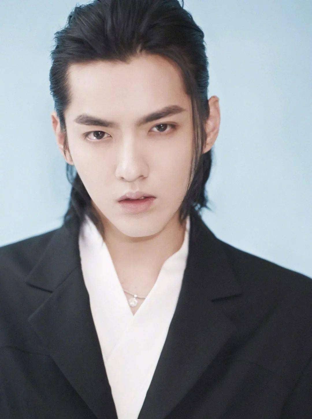 发型|王一博又解锁了新妆发？我宣布男明星在美容方面比女生还用力！