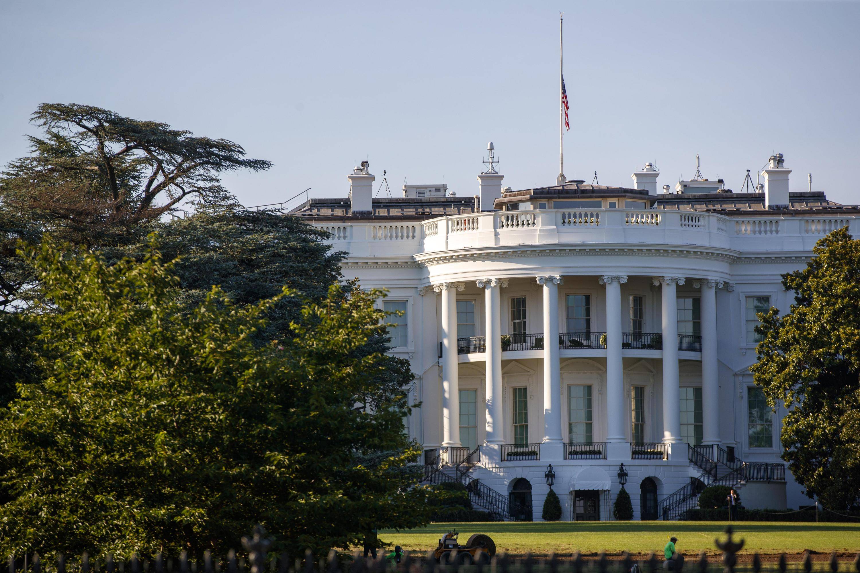 7月18日,在美国首都华盛顿,白宫降半旗志哀.