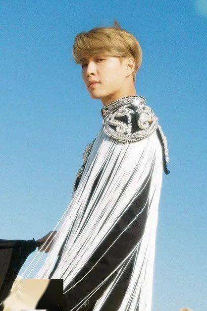 发型|王一博又解锁了新妆发？我宣布男明星在美容方面比女生还用力！