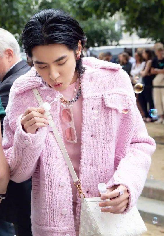 发型|王一博又解锁了新妆发？我宣布男明星在美容方面比女生还用力！