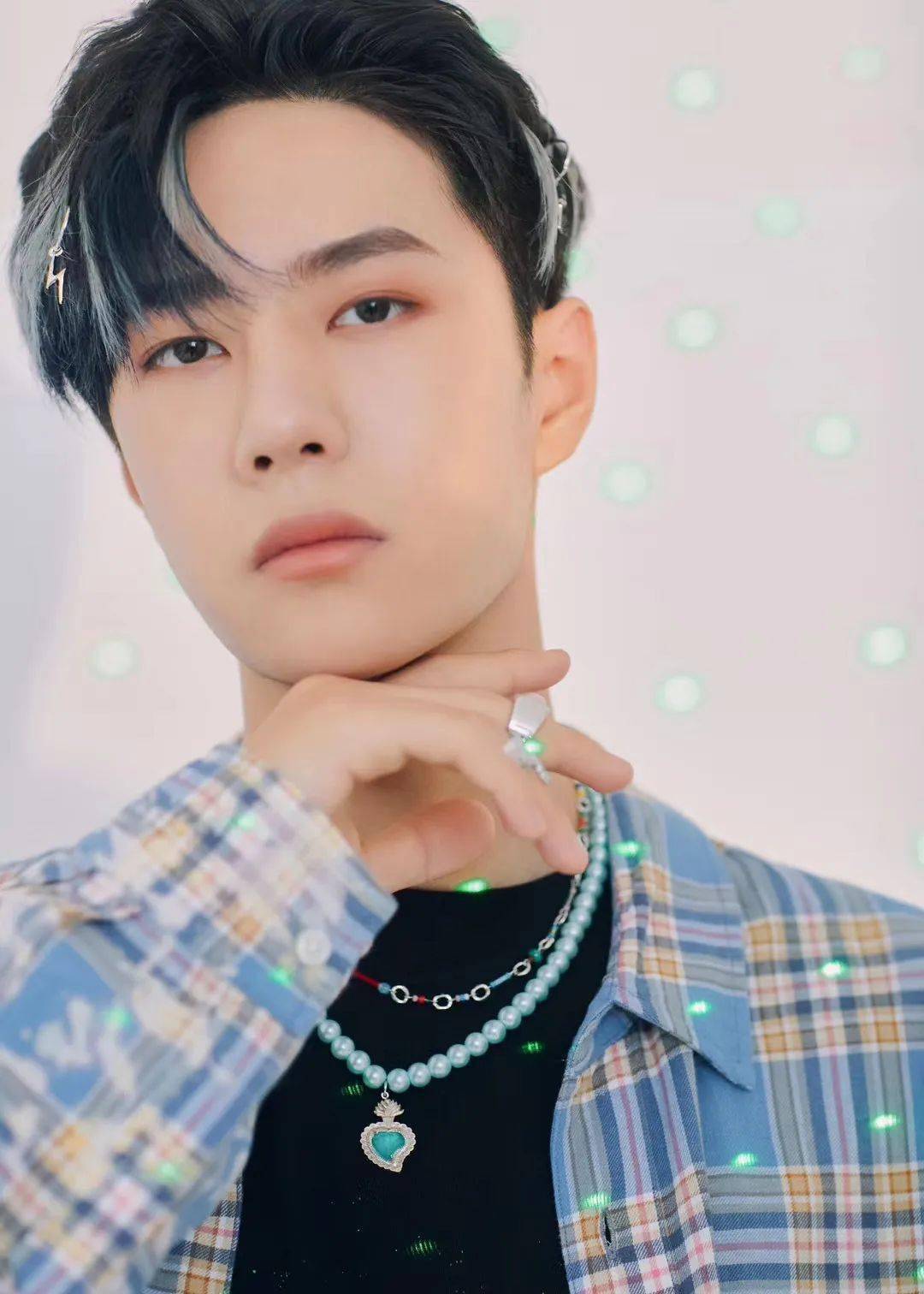 发型|王一博又解锁了新妆发？我宣布男明星在美容方面比女生还用力！