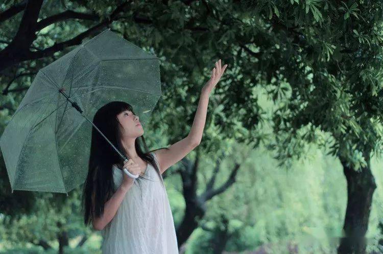 是什么淋湿了我的眼睛 看不清你远去的背影 是什么冰冷了我的心情 握