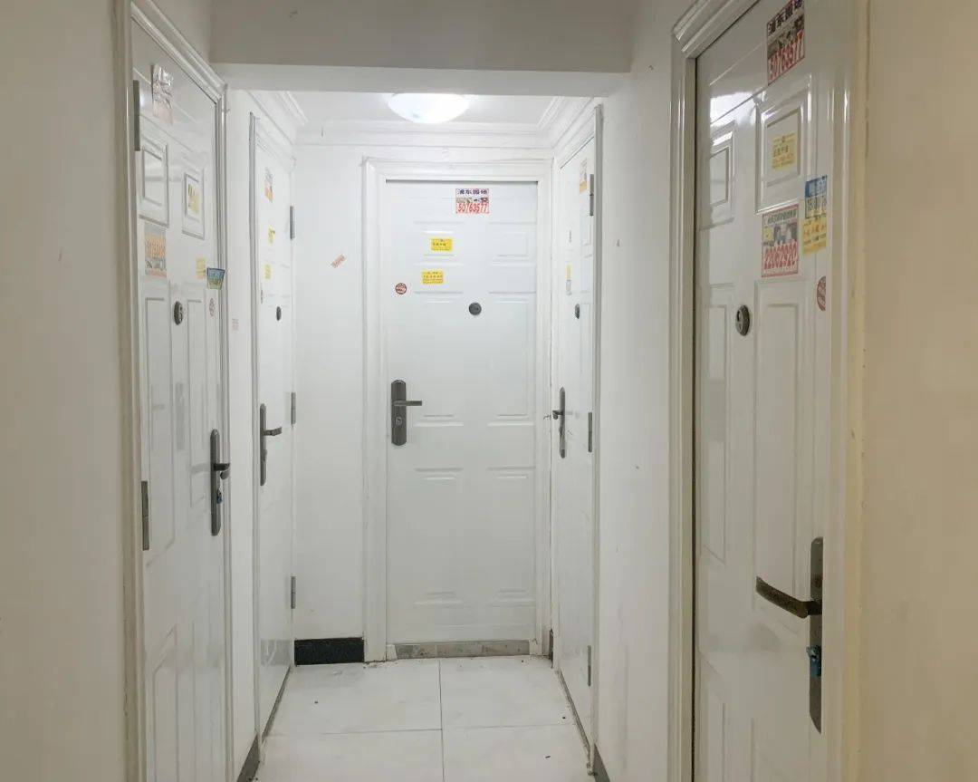 20多人挤进一间房,干出的事吓煞人!