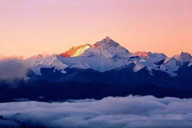 清晨里的珠穆朗玛峰