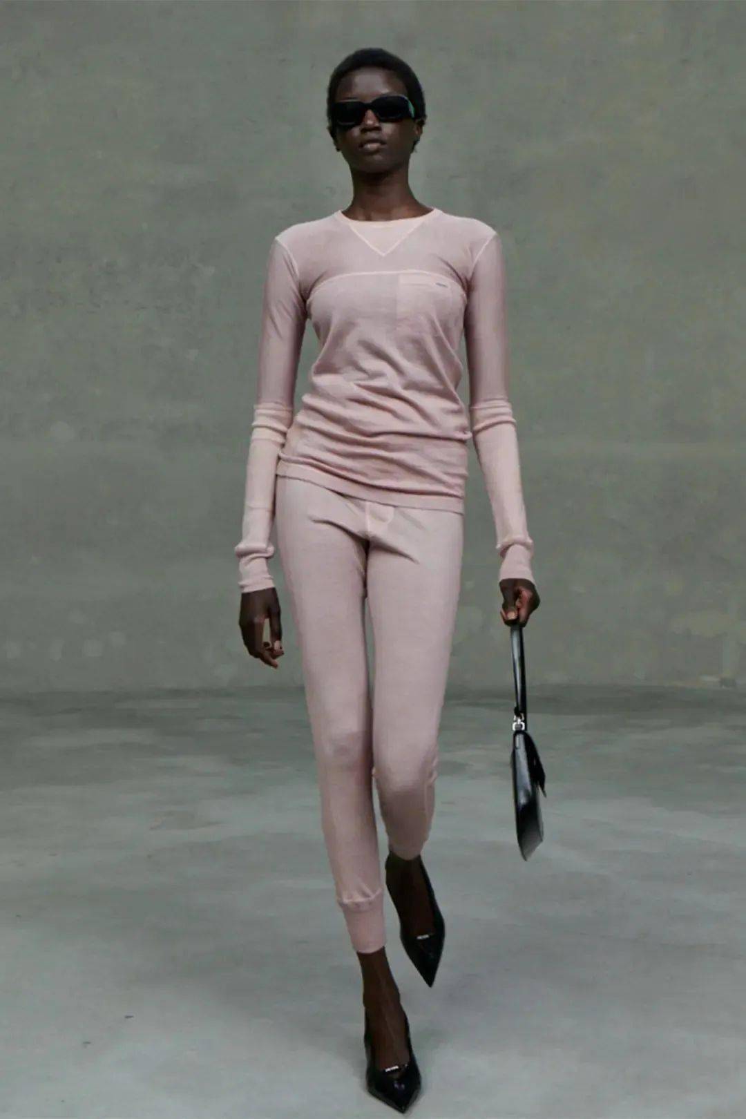 系列|PRADA 2021春夏系列 | 新一季秋衣秋裤玩出性冷淡工业风