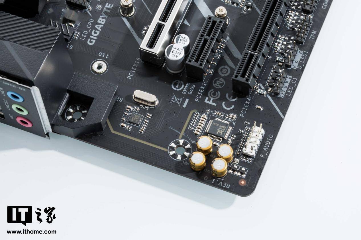 【IT之家开箱】技嘉 B550M AORUS ELITE 小雕主板图赏_接口