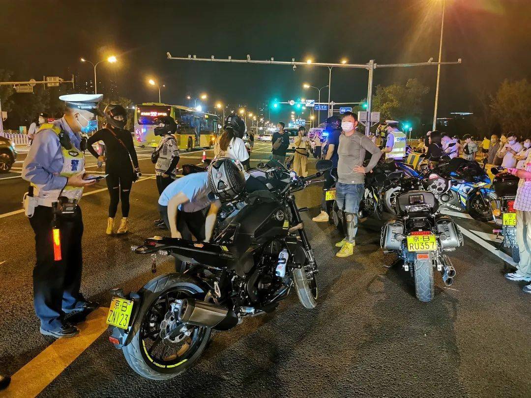 新首钢大桥摩托车"炸街"扰民,石景山警方重拳出击!