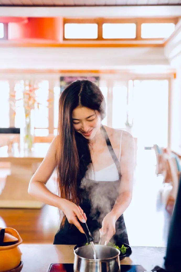 35岁性感尤物凭美胸翻红,网友:我就是馋她身子!