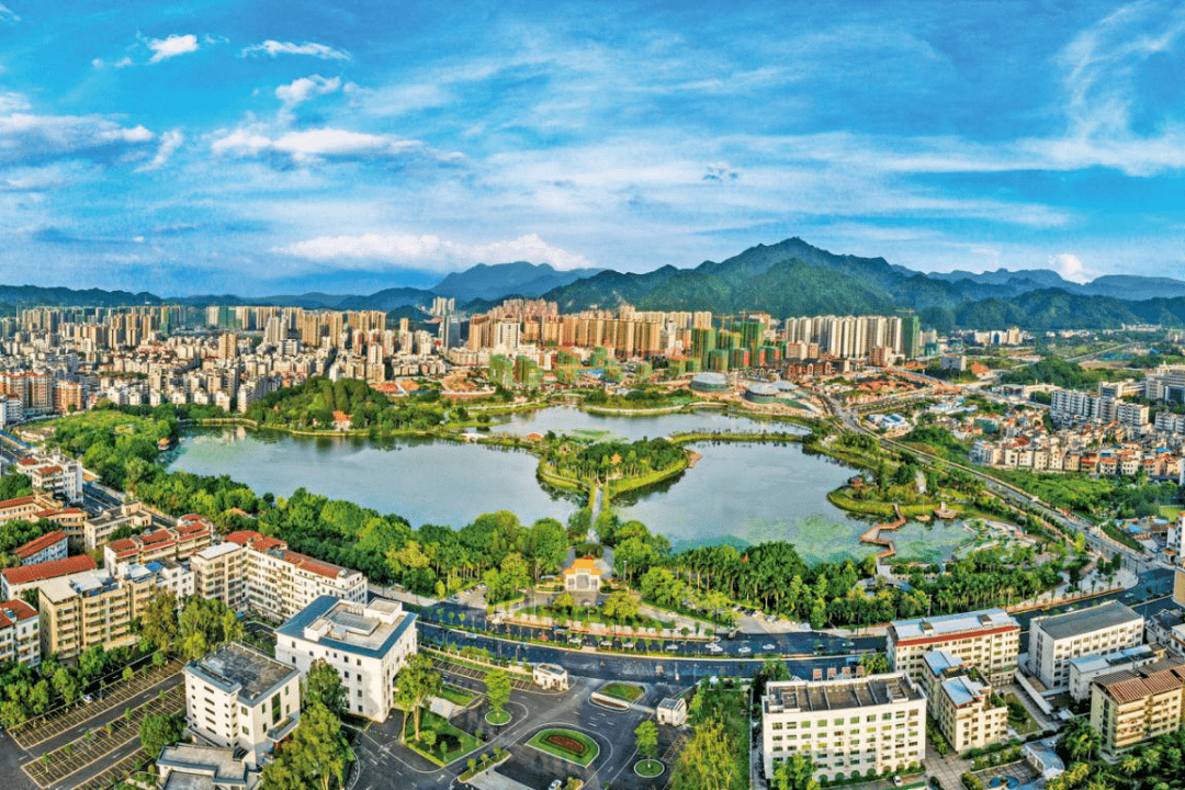 梅州城区剑英湖公园新貌(何志林 摄)