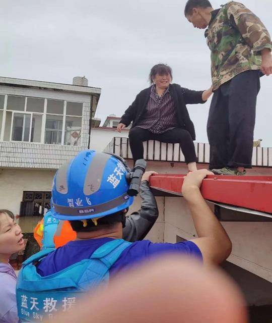 救援|中牟县蓝天救援勇士星夜驰援固始 已救出300余人