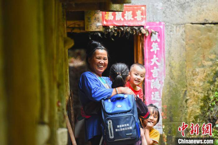 贫困村|浙江边防民警支教广西贫困村 殷殷陪伴温暖孩子求学路