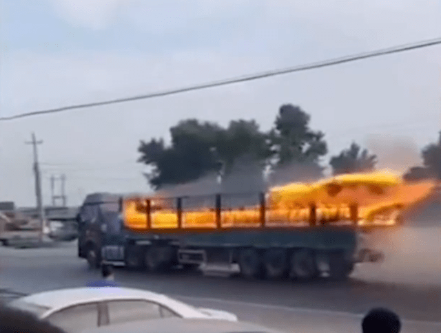 火势|司机开“火车”冲出闹市，背后的原因让人感动