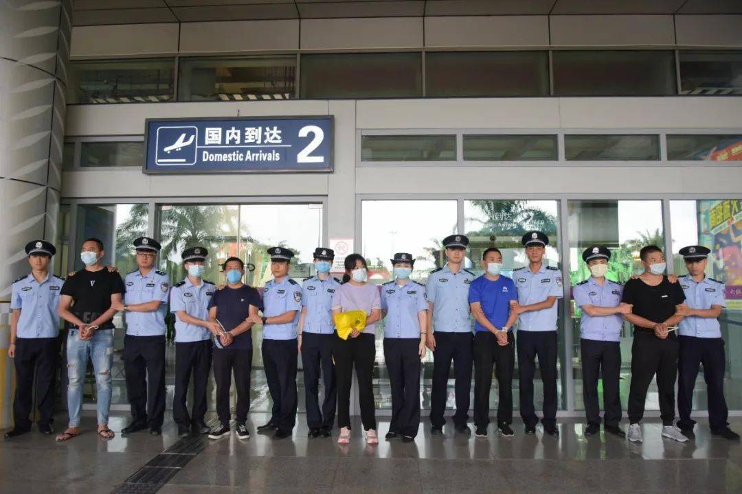 7月19日上午,专案组民警将5名犯罪嫌疑人自内蒙古包头市安全押解返回