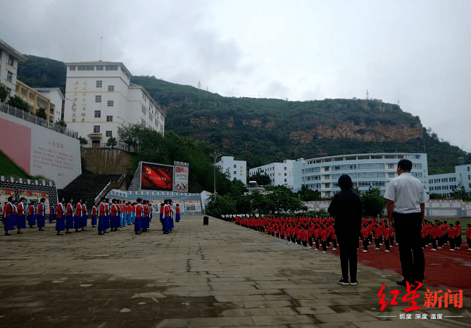 张桂梅|突然成网红的女高校长张桂梅：我对孩子“狠”，只为她们突破成长的坚冰