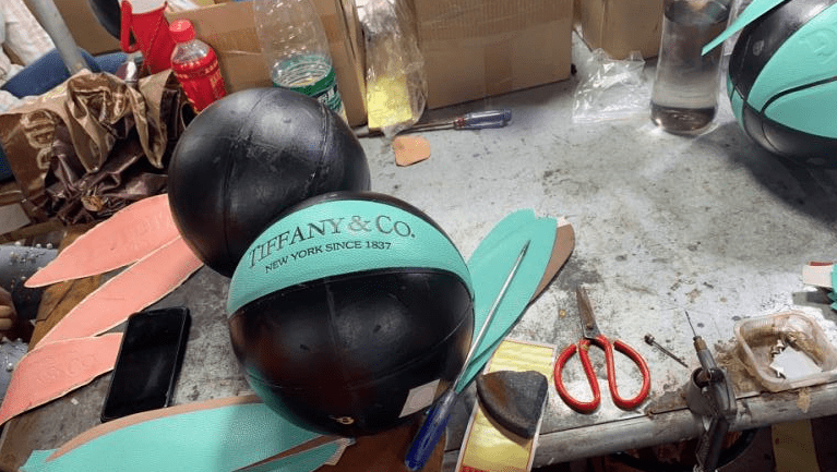 周智灵|限量款“蒂芙尼”联名篮球只卖7折？一制假工厂被捣毁