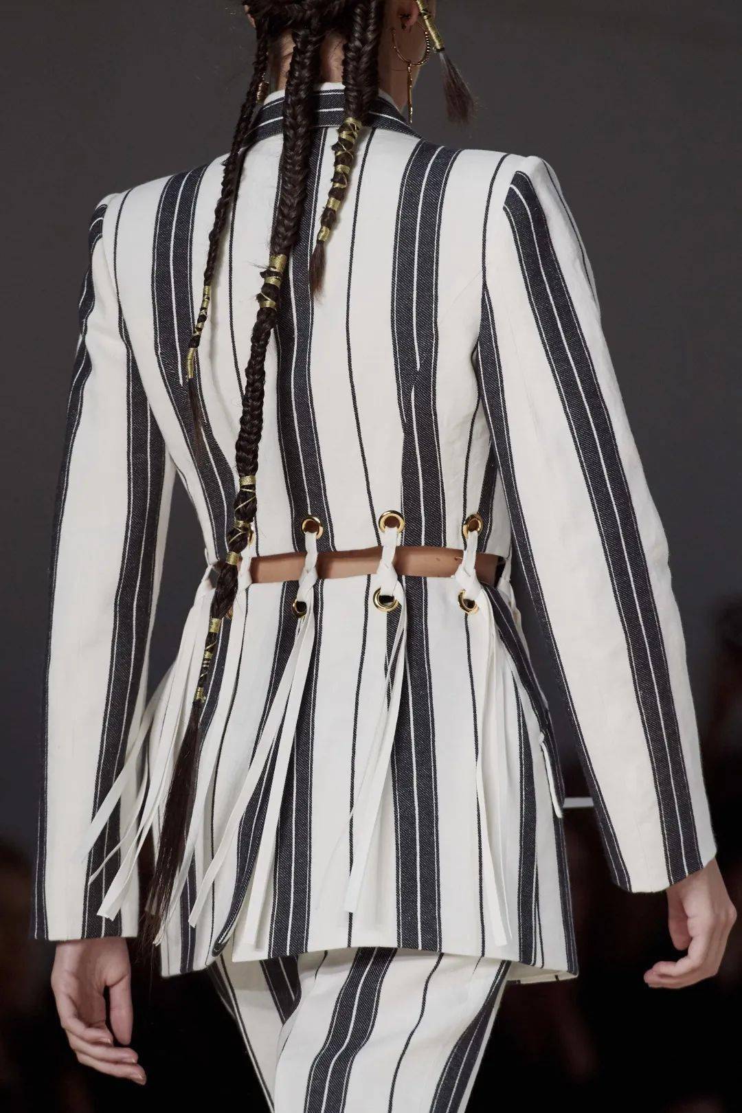 服装|时装秀场上美到窒息的"背影杀杀杀杀手"?神仙设计师俘获芳心的秘诀就是不放过任何一个细节!