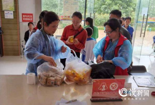 身影|重庆：“平安嫂”逆行，“她身影”坚守！风雨中看我巾帼担当！