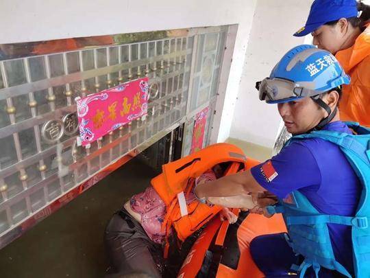 救援|中牟县蓝天救援勇士星夜驰援固始 已救出300余人